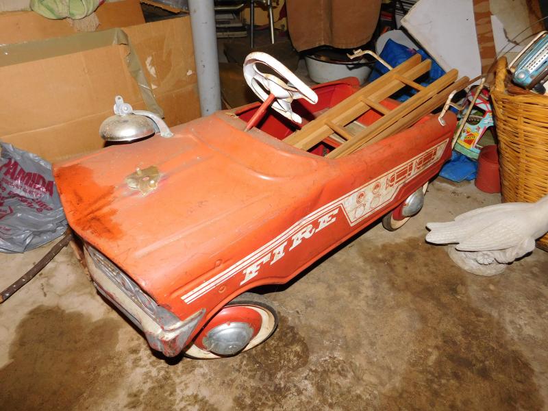 Metal Child's Fire Truck with 2 Ladders and a Bell
